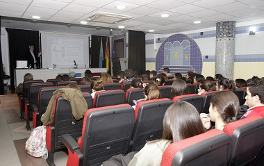 Unicaja lleva a Melilla sus jornadas de educación financiera para estudiantes de Bachillerato